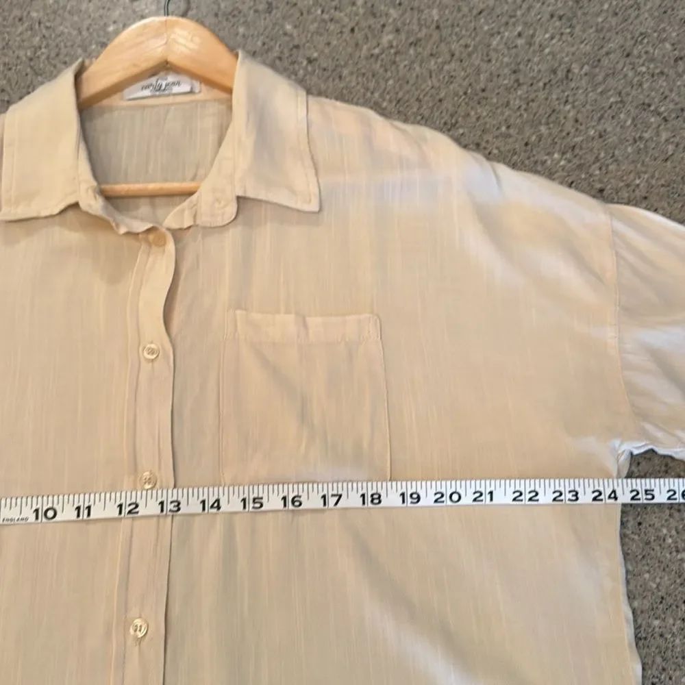Carly Jean Los Angeles Frayed Hem Short Sleeve Button Down Shirt — image 7 of 8